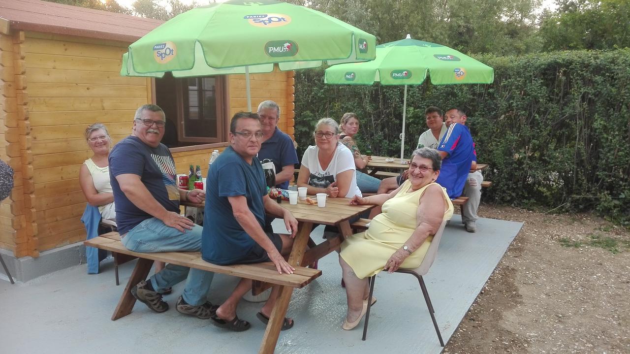 Camping Loisirs Des Groux Mousseaux-sur-Seine Exterior photo